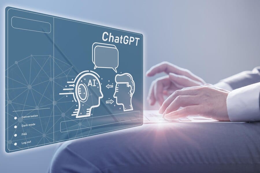 ラップトップスクリーンに表示されるChatGPTのインターフェース、GPT-4によるSEO向上のためのコンテンツ戦略